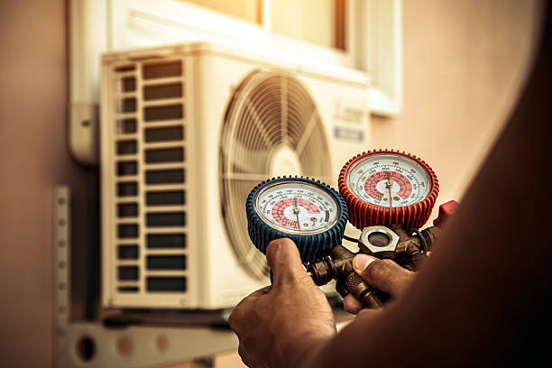 Professional Hvac technician working in Alturas, FL